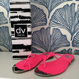 🩴 💖 New! Dolce Vita Fuschia Pink sandal! Perfect Vacation Wear Day or Night!